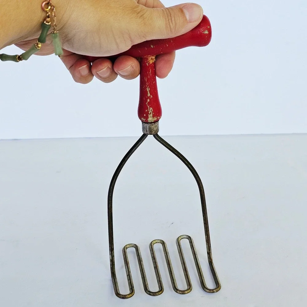 Vintage Red Wood T-Handle Potato Masher Primitive Wavy Wire Kitchen Tool 8.5